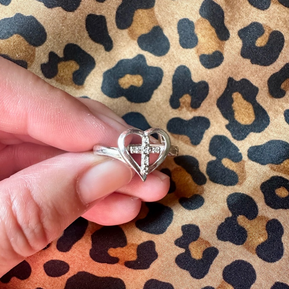 10k White Gold Heart With Diamonds Cross Ring - Picture 7 of 8